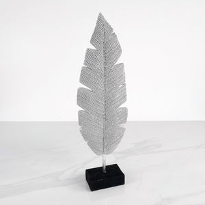 Plume argent sur pied
