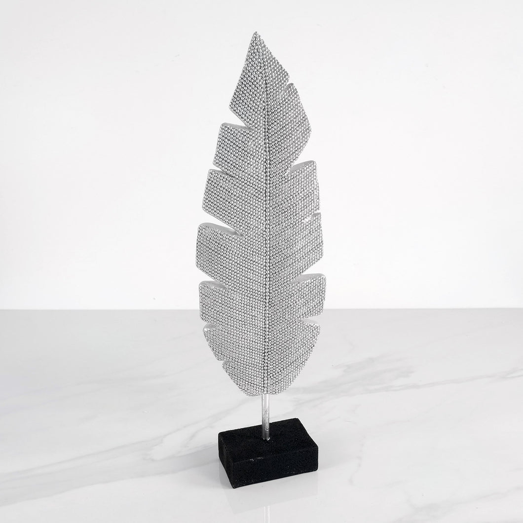 Plume argent sur pied