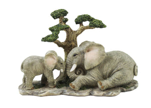 Maman éléphant et son bébé sous un arbre