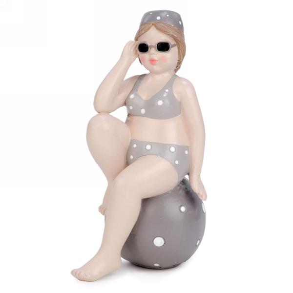Figurine femme assise sur un ballon