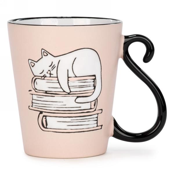 Tasse rose avec chat sur livres